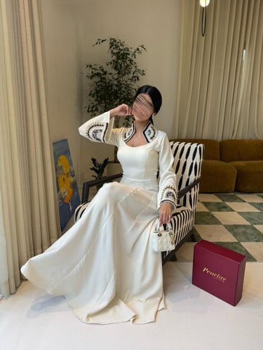 فستان أبيض بأكمام مطرّزة