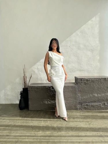 فستان ابيض طويل بوردات