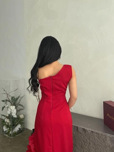 فستان احمر بكتف واحد وفتحه بالساق