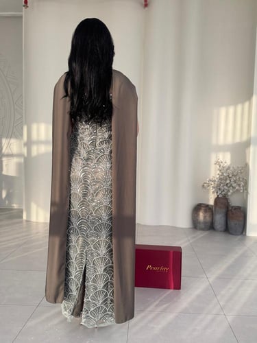 مطرّز بالكريستال مع وشاح شيفون