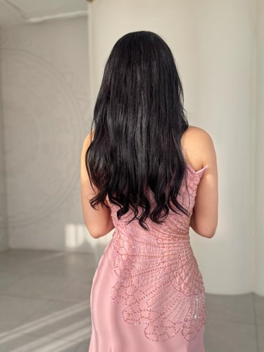 فستان روز شيفون مطرّز بالكريستال الوردي