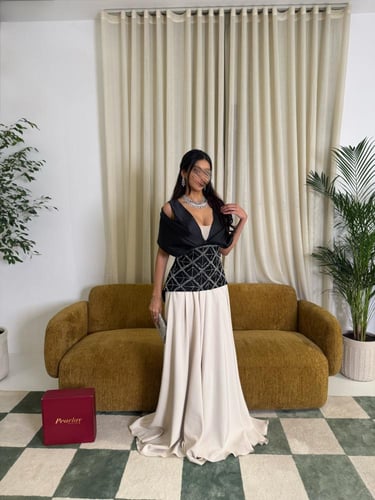 فستان أوف وايت بكورسيه أسود مرصّع