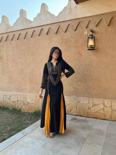 جلابية التأسيس اسود مع كسرات اصفر
