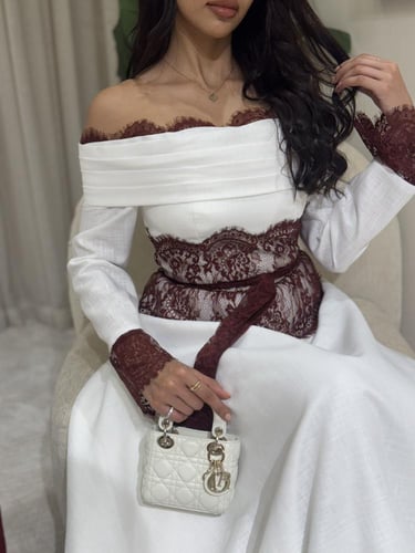 فستان أوف شولدر أبيض بتفاصيل دانتيل خمري
