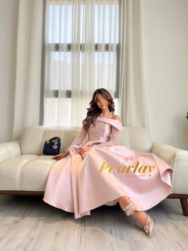 فستان سهرة بأكمام لامعة