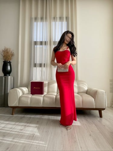 فستان احمر طويل بكريستان بالصدر