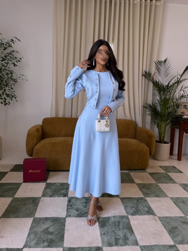 فستان أزرق سماوي مع جاكيت مطرّز