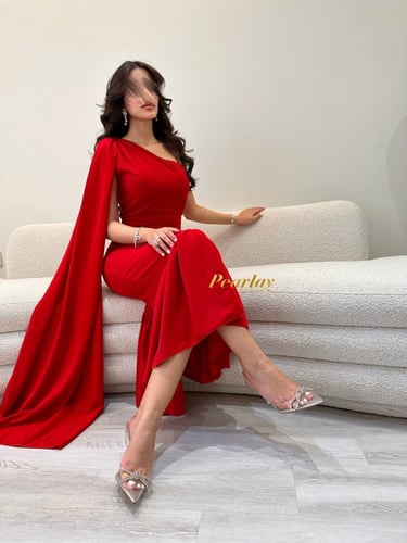 فستان احمر بكتف واحد