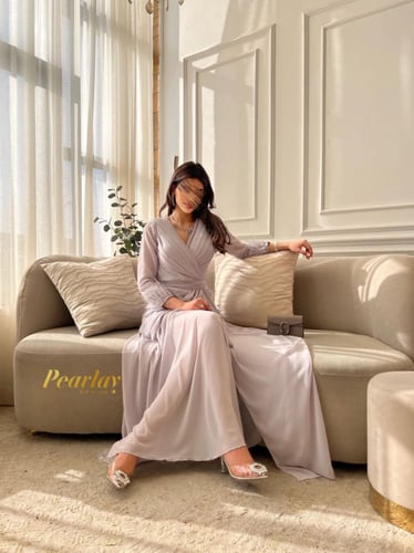 فستان رمادي بأكمام طويله ريش