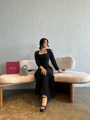 فستان أسود باكمام طويله مرصعه بكريستال