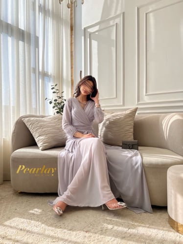 فستان رمادي بأكمام طويله ريش