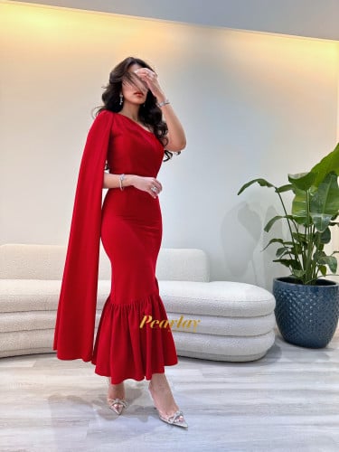 فستان احمر بكتف واحد
