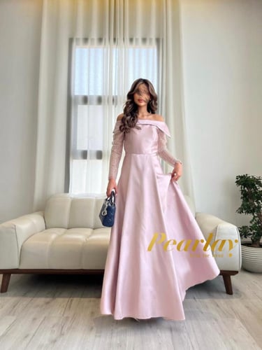 فستان سهرة بأكمام لامعة