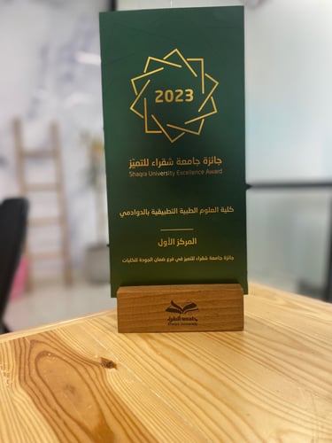 درع زيتي مع قاعدة خشب