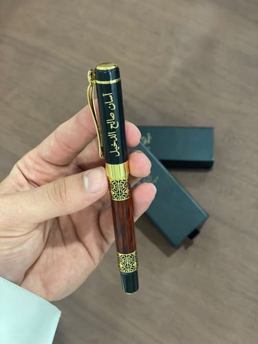 قلم باللون الخشبي والاسود مع الحفر