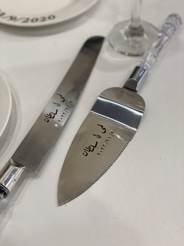 قطاعة كيك مع حامل كيك