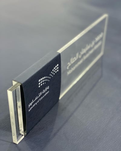 استاند من الكليريك والجلد الفاخر