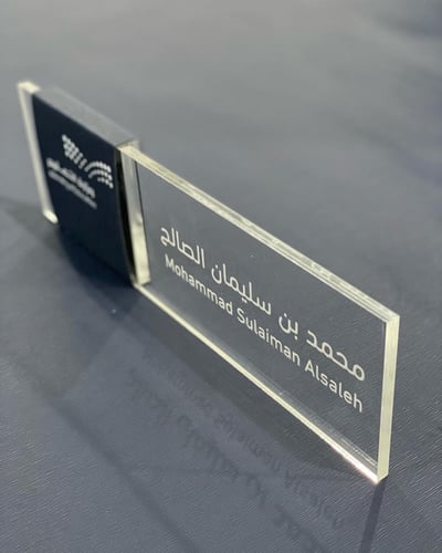 استاند من الكليريك والجلد الفاخر