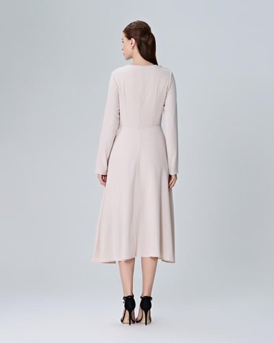 فستان بأكمام طويلة