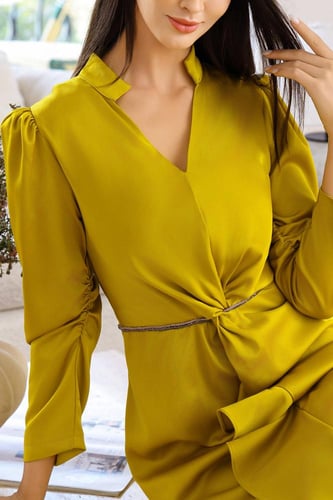 فستان مزين بزم على اليد