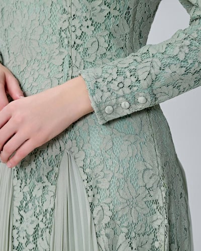 فستان مزين بدانتيل