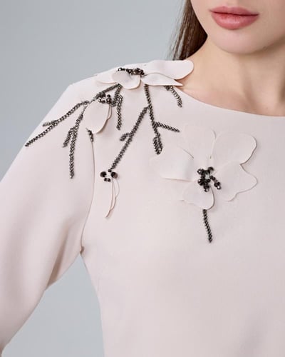 بلوزة بأكمام طويلة