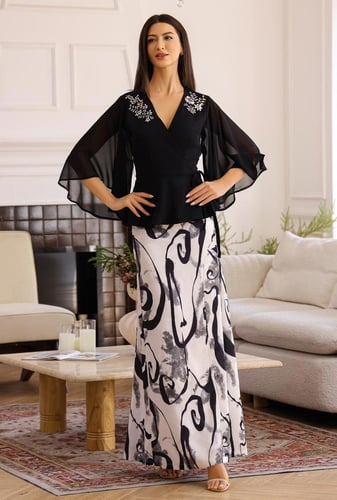 بلوزة مميزة بأكمام شيفون