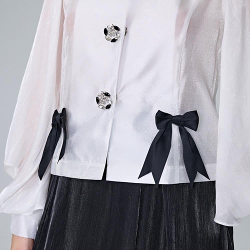 بلوزة مزين بأزرار