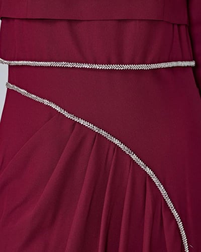 فستان بأكمام طويلة