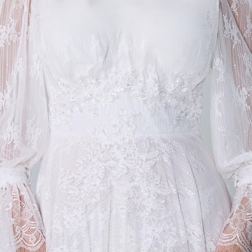 فستان دانتيل بكلفة