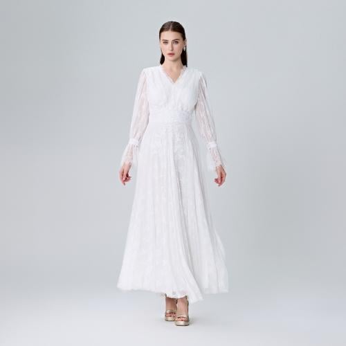 فستان دانتيل بكلفة