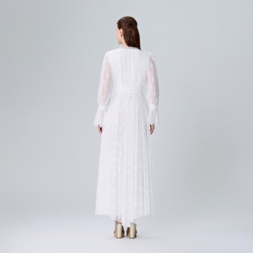 فستان دانتيل بكلفة