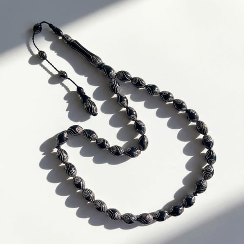 سبحة يسر مرجان اسود طبيعي مطعمة بالفضة عيار 999 -...