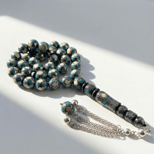 سبحة يسر مع كوك فاخر بلمسة فضة ومرصعة بالفيروز وال...