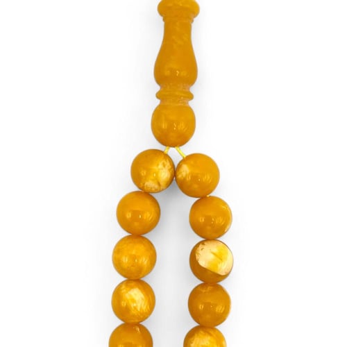 سبحة الكهرمان البولندي: ذهب الرجال وفخامة الزمن