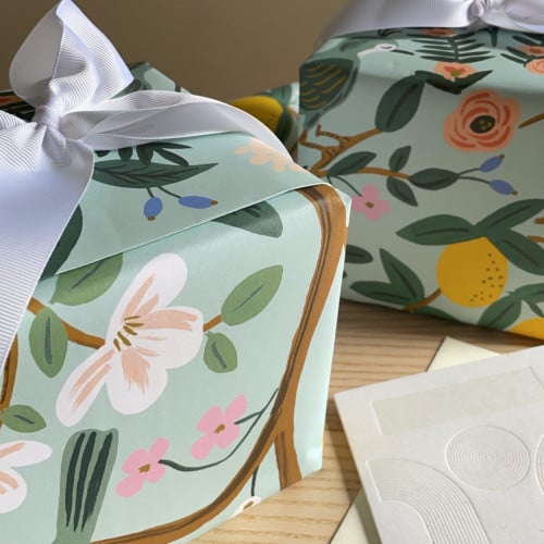 تغليف هدية بورق مطبوع Garden