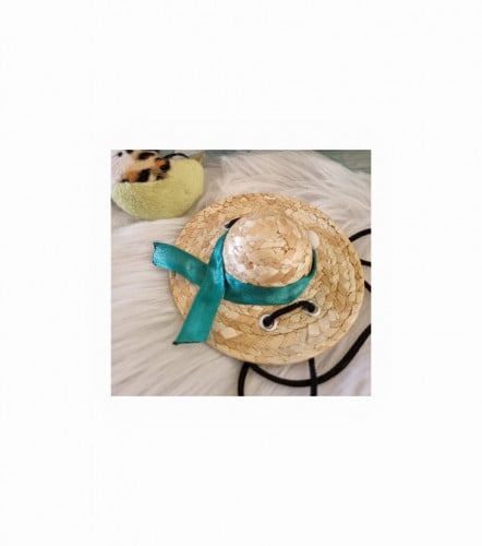 قبعة بشريطة خضراء