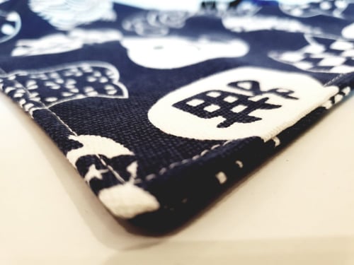 طوق للكلاب بطبعات بيضاء