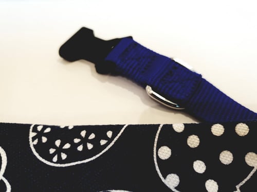 طوق للكلاب بطبعات بيضاء