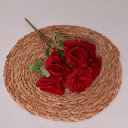 جوري مفتوح احمر صغير