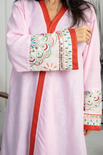 عباية لنن طبيعي لون وردي تطريز الوان ف الاكمام