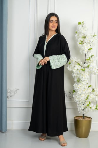 عبايه ملكي فاخر بتطريز لون تفاحي ف الاكمام