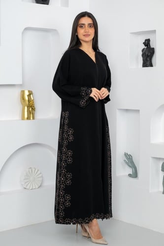 عباية كريب أسود مع تطريز فالاسفل والجوانب بقصة كلو...