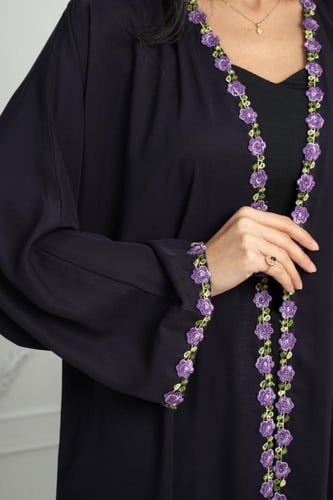 عباية كريب نواعم مطرز لون لافندر قصة كلوش