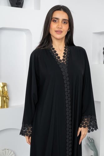 عباية ندى مطرز اسود في الاكمام ومن الامام ربع كلوش