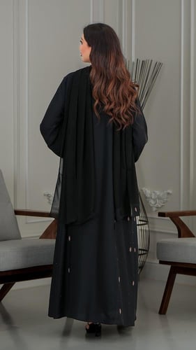 عبايه كريب ناعم بتطريز بلون بيج ربع كلوش