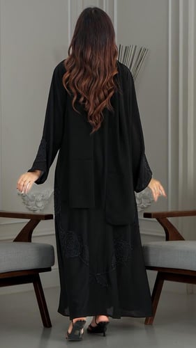 عباية كريب أسود بالتطريز الاسود فتحة صغيرة فالكم