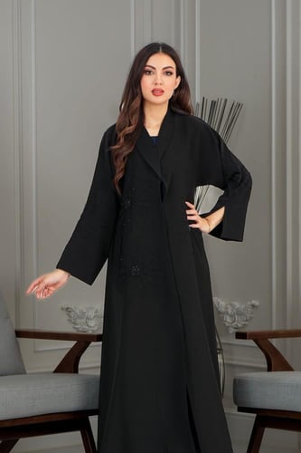 عباية كريب أسود بالتطريز الاسود فتحة صغيرة فالكم