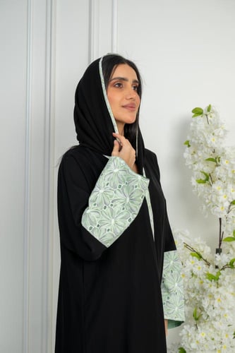 عبايه ملكي فاخر بتطريز لون تفاحي ف الاكمام