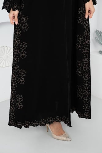 عباية كريب أسود مع تطريز فالاسفل والجوانب بقصة كلو...